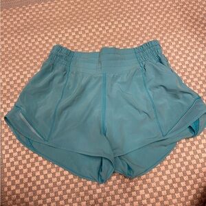 lululemon hotty hot shorts 2.5”